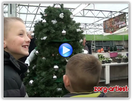 De pratende en wandelende kerstboom