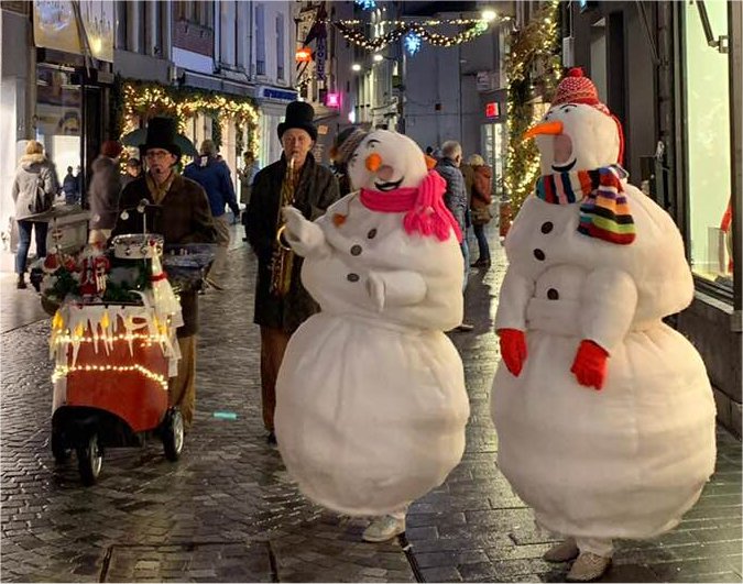 Wandelende Sneeuwpop boekt u bij www.kwekel-evenementen.nl