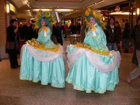 Tafeldame te boeken bij www.kwekel-evenementen.nl